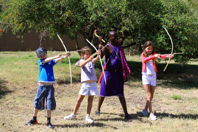 Kinder üben sich im Bogenschießen  ©  Kenya Tourism Board