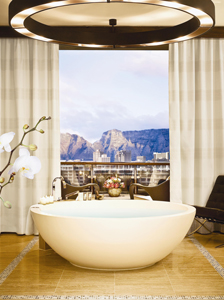 Wanne mit Ausblick: Table Mountain Suite (c) one&only resort 