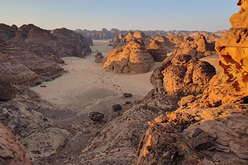 Wüste von Saudi-Arabien, gelbe Felsformationen mit abgerundeten Kanten