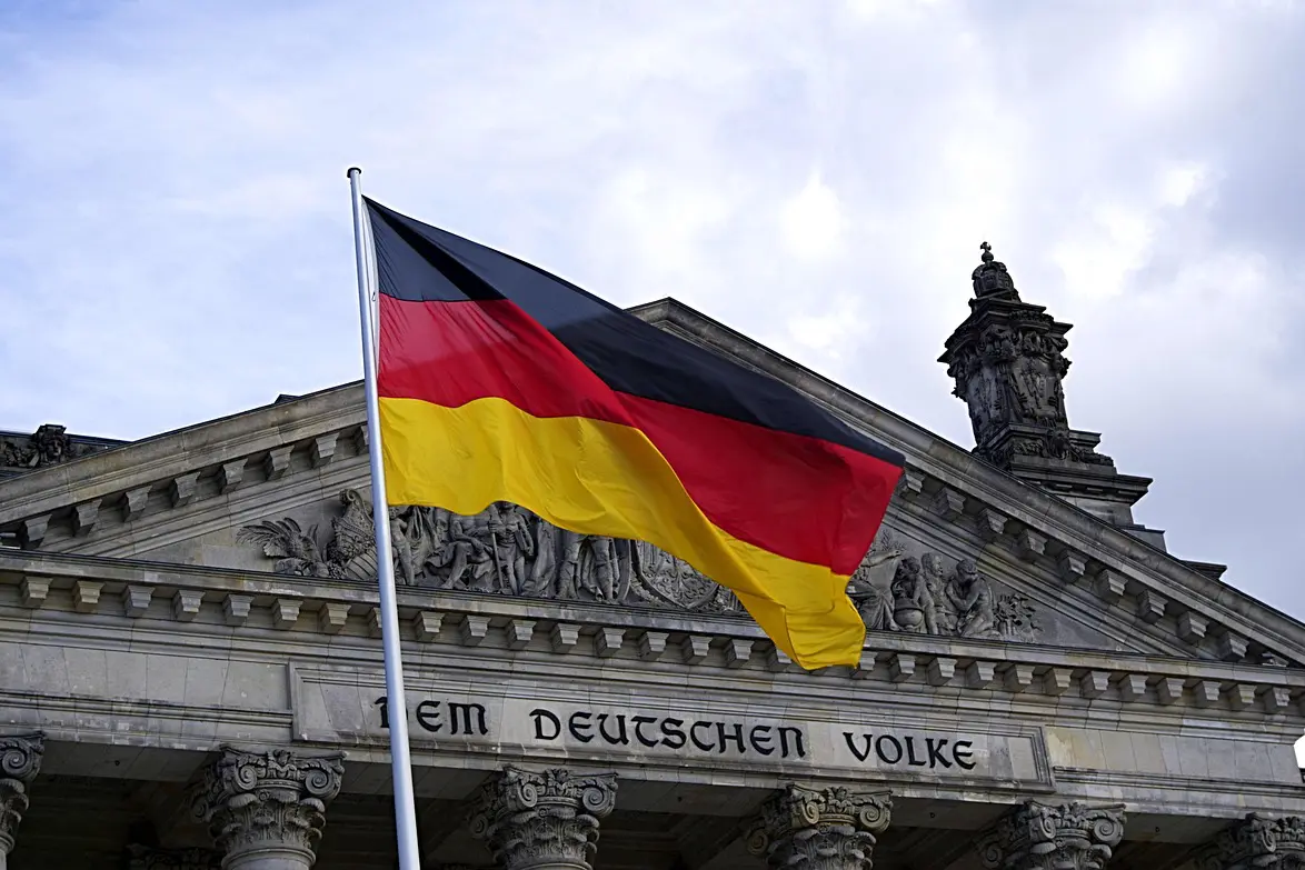 Deutschlandflagge vor Reichstag