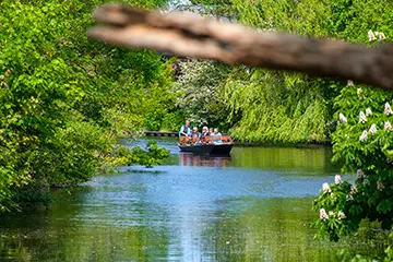 Saisonstart der Sietland-Kahnfahrten bereits im April – lautlos durch das idyllische Cuxland © Bernd Otten Photographie VG Bild-Kunst Urh.-Nr.: 323 6 31
