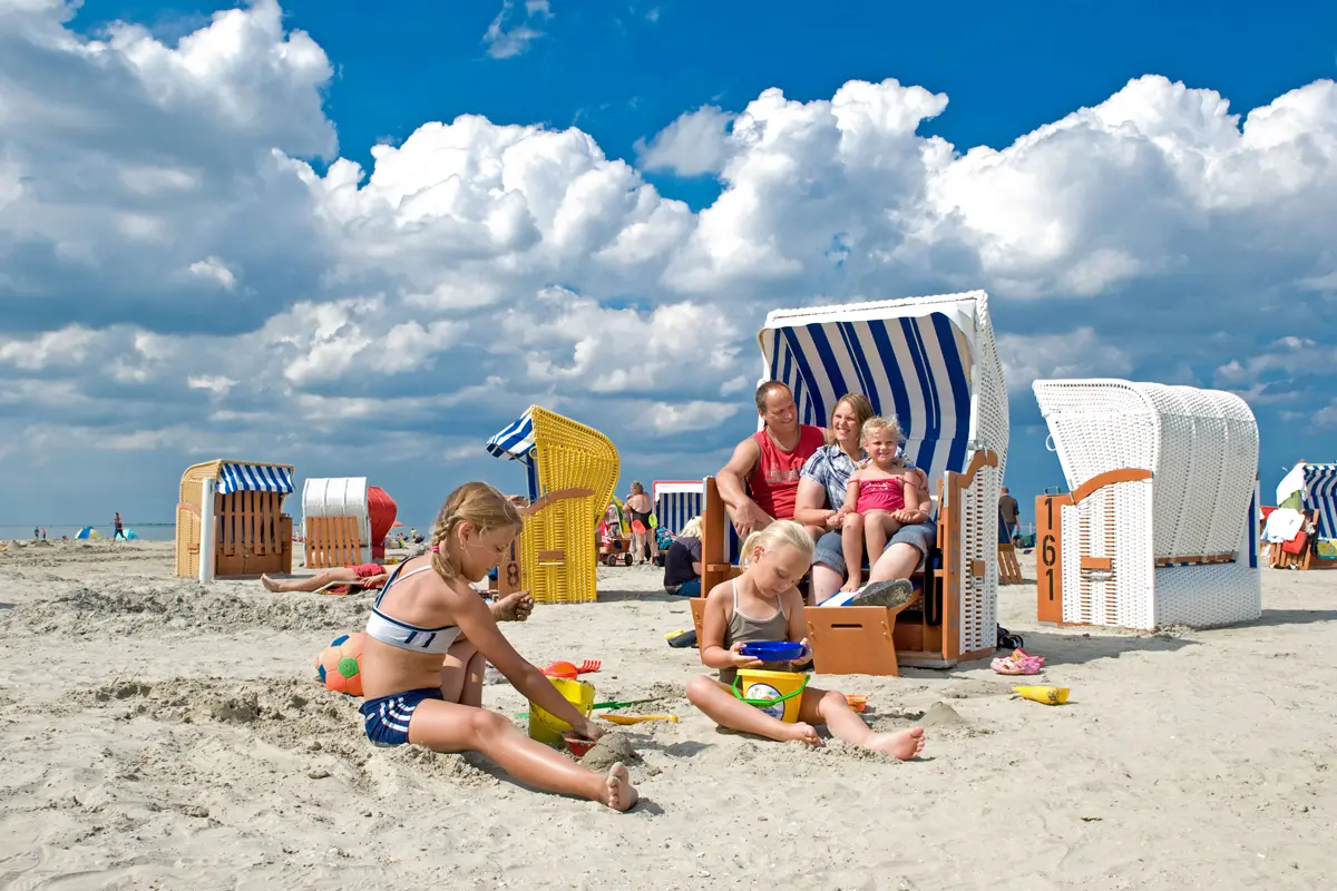 Sand, Meer und Himmel satt - ein Tag am Nordseestrand macht der ganzen Familie Spaß. Foto: djd/Tourismusbetrieb Esens - Bensersiel