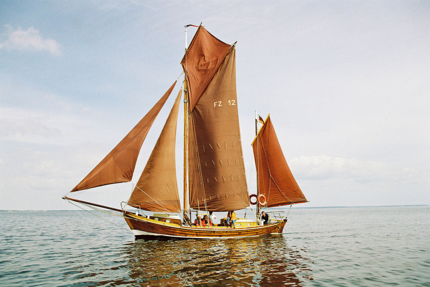 Ein Muss am Haff: Mit einem historischen Zeesenboot zur Insel Usedom schippern. Foto: djd/FVV Mönkebude am Stettiner Haff e.V.