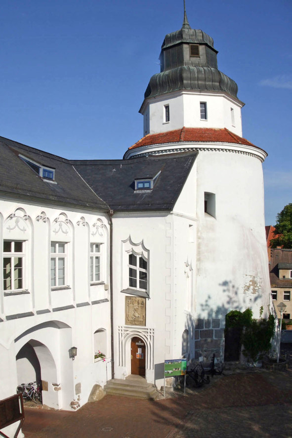 Zu den Wahrzeichen von Ueckermünde gehört das alte Schloss. Von seinem Turm aus bietet sich ein schöner Blick über das gesamte Haff. Foto: djd/Seebad Stadt Ueckermünde