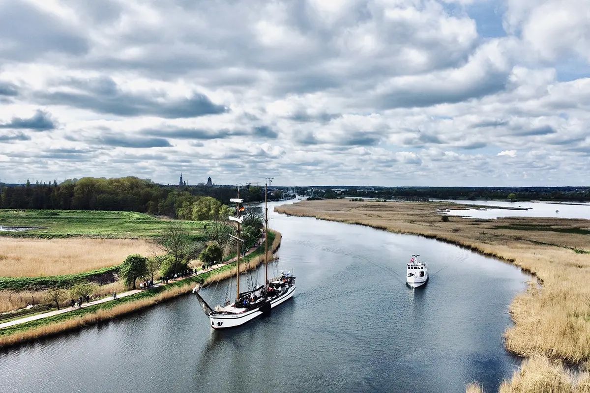 Beim traditionellen Treideln wird der Topsegelschoner „Weisse Düne“ mit reiner Muskelkraft bis nach Wieck gezogen. © Gudrun Koch