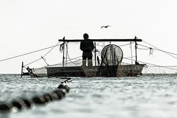 Die Kleine Küstenfischerei umfasst die handwerkliche Fischerei mit kleinen Booten in den küstennahen Gewässern der Ostsee und den Bodden Mecklenburg‑Vorpommerns. © Iwona Knorr