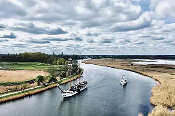 Beim traditionellen Treideln wird der Topsegelschoner „Weisse Düne“ mit reiner Muskelkraft bis nach Wieck gezogen. © Gudrun Koch