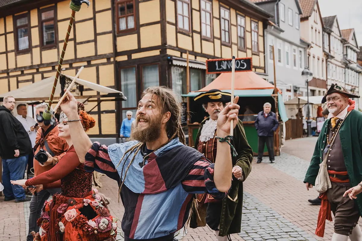 Gaukler in historischen Kostümen ziehen durch die Altstadt von Uelzen