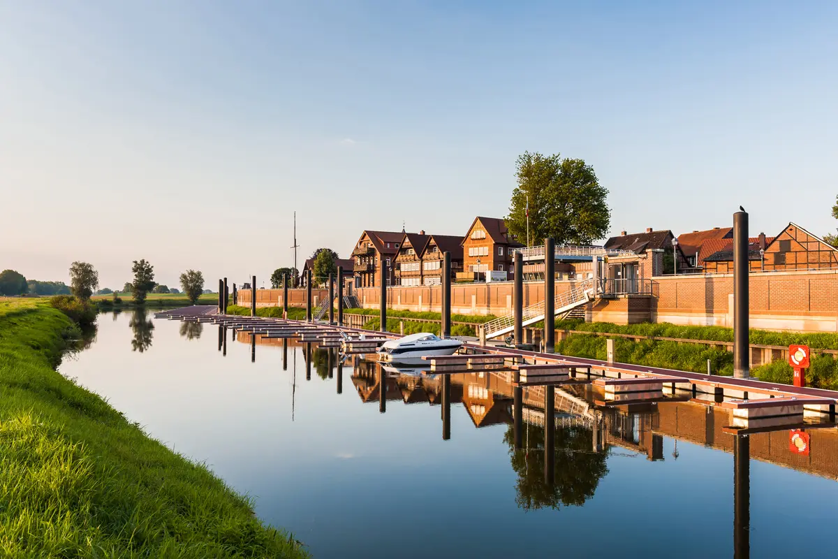 Entlang der Elbe warten viele malerische Städte, wie hier Hitzacker mit seiner Inselstadt, auf Entdeckungsfreudige. Foto: djd/Kurs Elbe/Markus Tiemann
