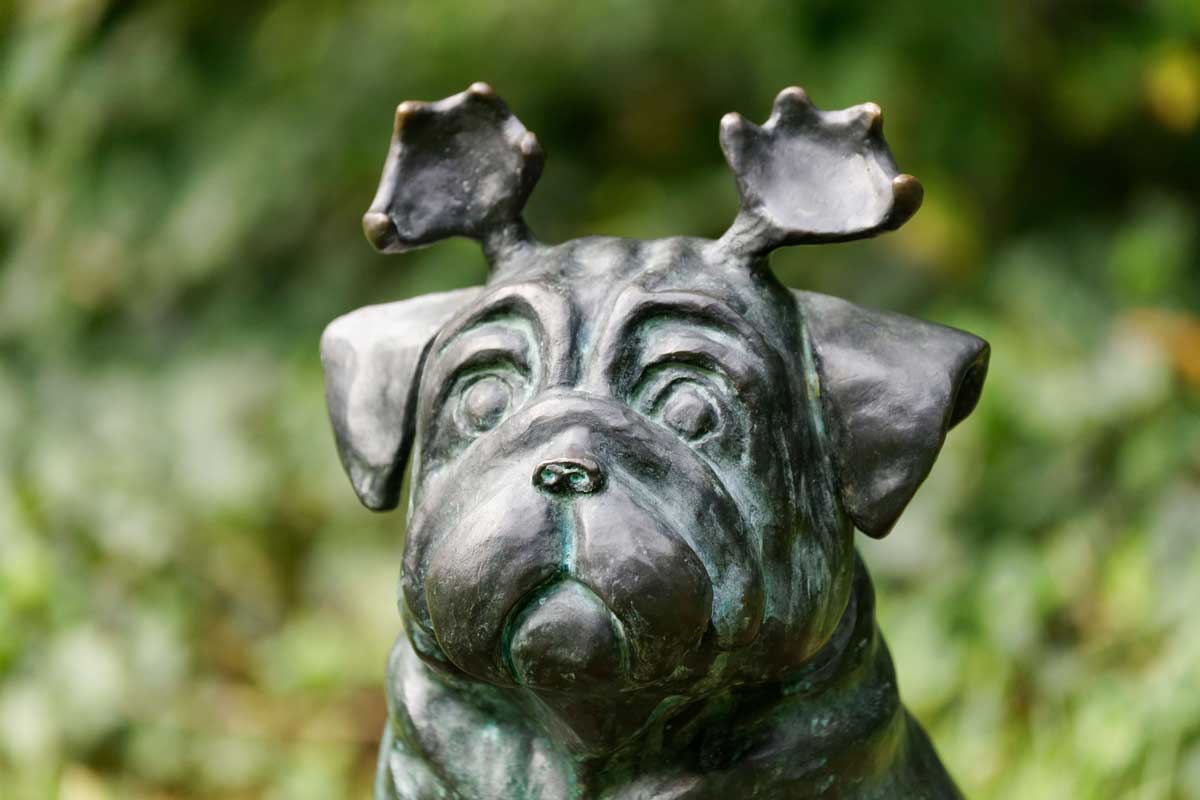 Man muss sie einfach gern haben: Die possierlichen gehörnten Bronzefiguren sind Man muss sie einfach gern haben: Die possierlichen gehörnten Bronzefiguren sind