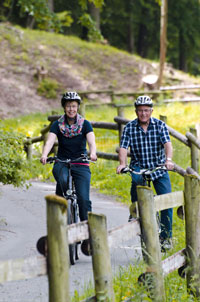 Sportlich aktiv und entspannt mit dem Fahrrad oder dem Mountainbike lässt sich die Urlaubsregion ebenfalls erkunden. Foto: djd/Teutoburger Wald Tourismus/Bad Driburg