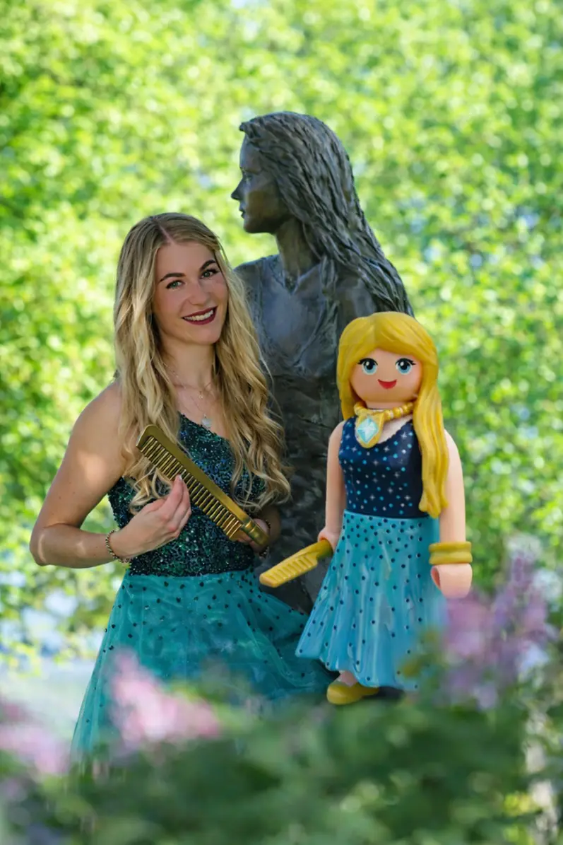 Loreley als PLAYMOBIL: Loreley, Bronzestatus Loreley und die PLAYMOBIL-Sonderfigur Loreley. Foto Martin Kubat / KI-generiert Loreley als PLAYMOBIL: Loreley, Bronzestatus Loreley und die PLAYMOBIL-Sonderfigur Loreley. Foto Martin Kubat / KI-generiert