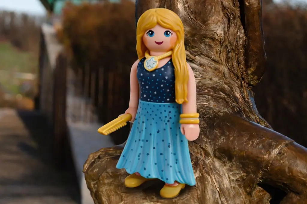 Loreley als PLAYMOBIL: Bronzestatus Loreley und die PLAYMOBIL-Sonderfigur Loreley. Foto Stephan Dinges / KI-generiert