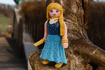 Loreley als PLAYMOBIL: Bronzestatus Loreley und die PLAYMOBIL-Sonderfigur Loreley. Foto Stephan Dinges / KI-generiert