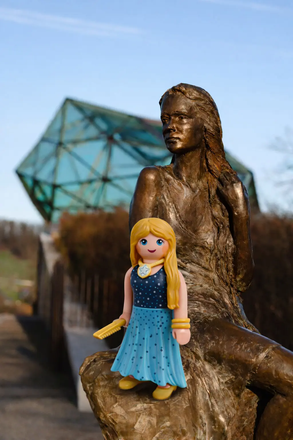 Loreley als PLAYMOBIL: Bronzestatus Loreley und die PLAYMOBIL-Sonderfigur Loreley. Foto Stephan Dinges / KI-generiert Loreley als PLAYMOBIL: Bronzestatus Loreley und die PLAYMOBIL-Sonderfigur Loreley. Foto Stephan Dinges / KI-generiert