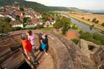 Der Panoramablick von der Burg Polle ist ein Highlight, das Radwanderer im Weserbergland nicht versäumen sollten. Foto: djd/Weserbergland