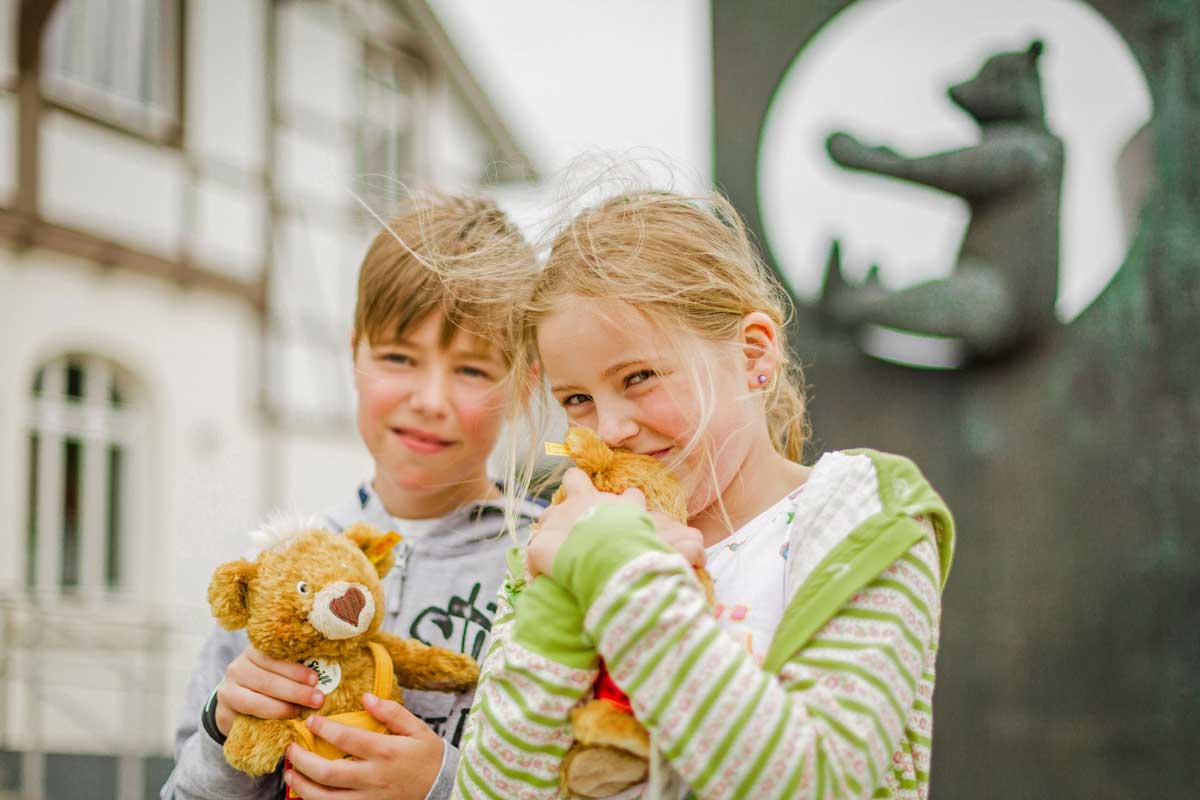 Im Steiff Museum können kleine und große Besucher in die Welt der Plüschtiere eintauchen. Foto: djd/Stadt Giengen an der Brenz