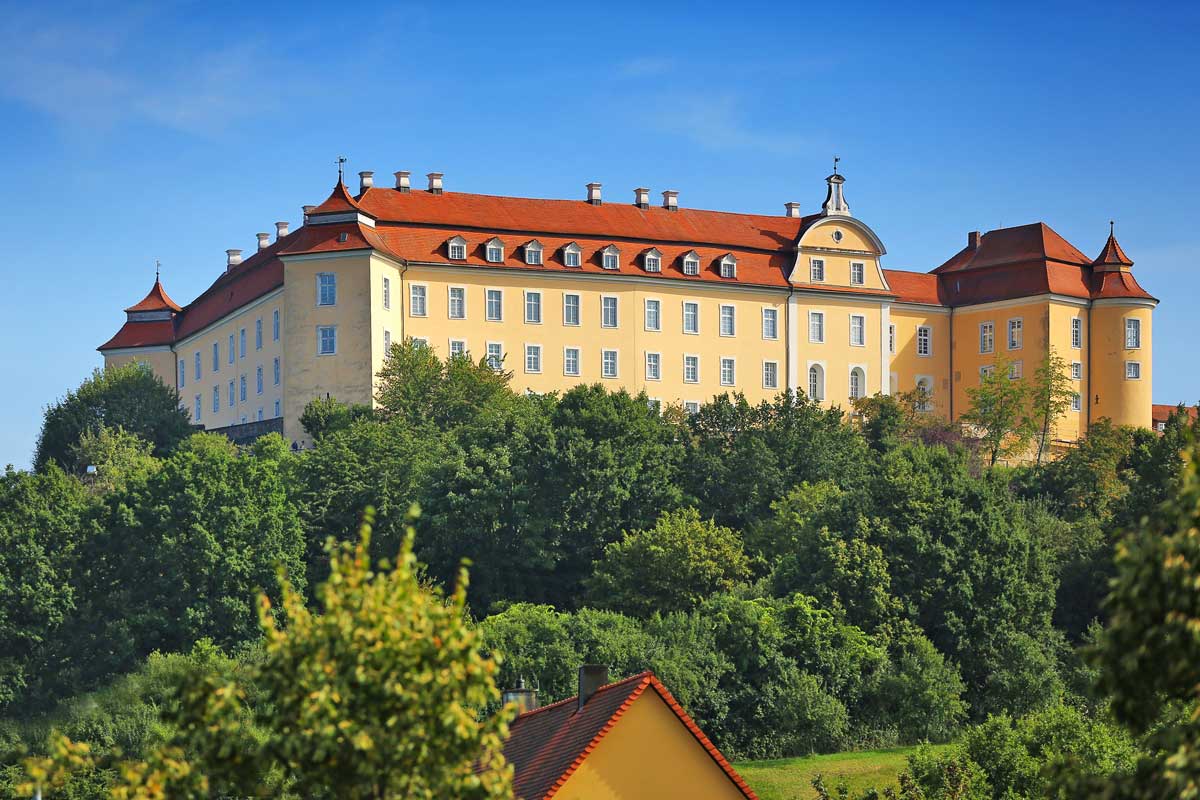 Das fürstpröpstliche Schloss thront majestätisch über der Stadt. Foto: djd/Stadt Ellwangen Das fürstpröpstliche Schloss thront majestätisch über der Stadt. Foto: djd/Stadt Ellwangen