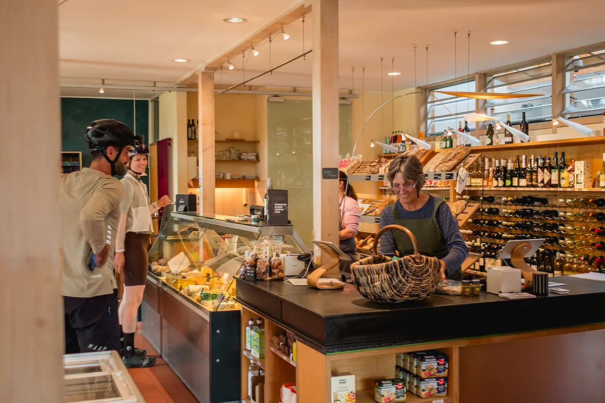 Bei der Hofladen-Tour sollte man genügend Platz in den Packtaschen lassen. Foto: Tölzer Land Tourismus, Thomas Anton Binder
