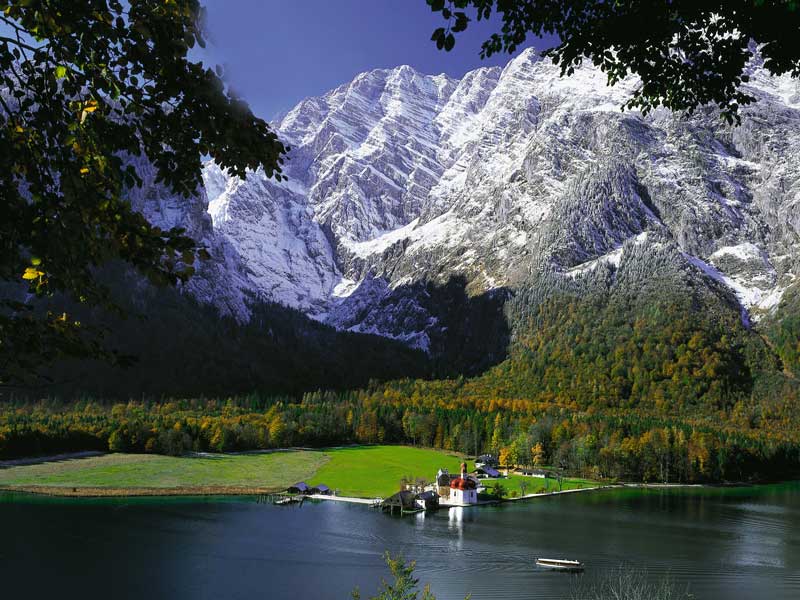 St. Bartholomä am Königsee mit Watzmann-Ostwand im Herrbst