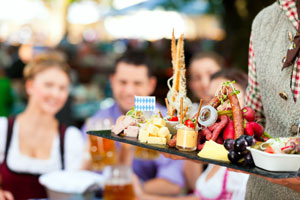 Wochenende in München - Shoppingpause: Die zahlreichen Biergärten in München laden zu bayerischen Schmankerln ein. Foto: djd/www.kurzurlaub.de/fotolia.de/Kzenon Wochenende in München - Shoppingpause: Die zahlreichen Biergärten in München laden zu bayerischen Schmankerln ein. Foto: djd/www.kurzurlaub.de/fotolia.de/Kzenon