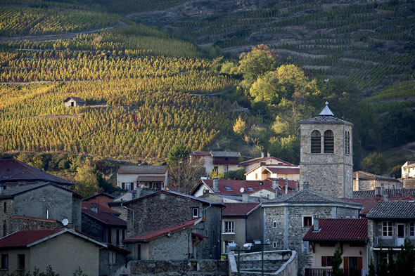 In den malerischen alten Dörfern entlang der Rhône nächtigt und speist es sich hervorragend auf einem der zahlreichen Weingüter. Foto: Condrieu©InterRhône/Christophe Grilhé/akz-o
