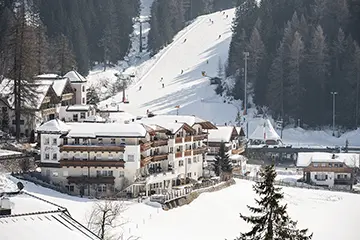 n zwei Minuten vom Frühstückstisch auf die Pisten des Skigebiets Obereggen in den Dolomiten: Möglich ist das für Gäste des Südtiroler Maria Adventure Family Hotel & Lodge. © Alex Filz/Maria Adventure Family Hotel & Lodge